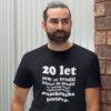 smesna majica z napisom 20 let sem se trudil manekenska postava